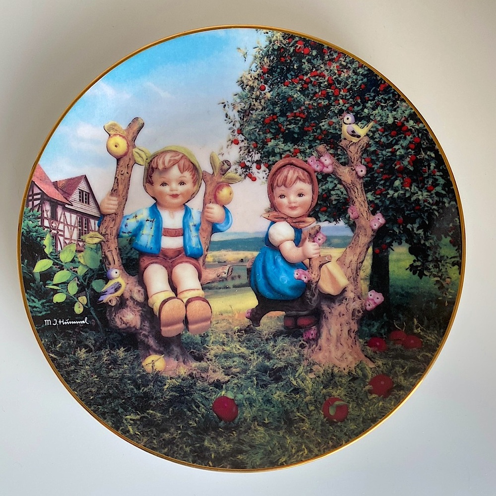 Vintage M. J. Hummel Plate Apple Tree Boy and GirL 1989 Numbered Plate